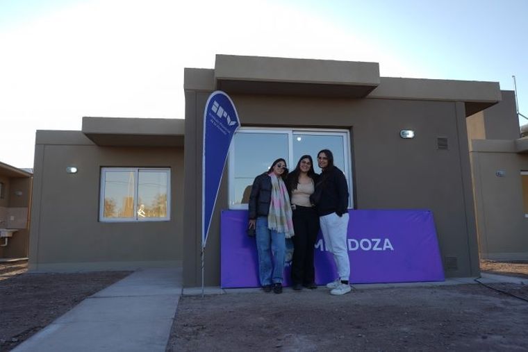 Cornejo entregó 108 viviendas en San Martín Cornejo entregó 108 viviendas en San Martín