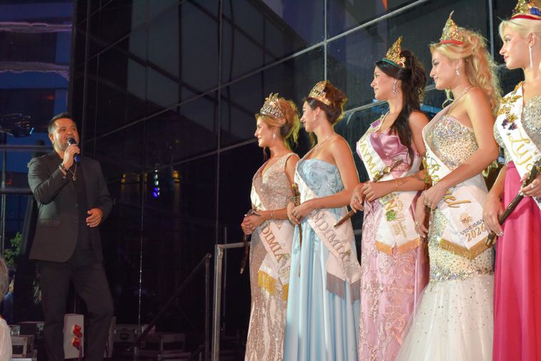 Jorge Rojas le ofreció una serenata a las reinas de la Vendimia. Jorge Rojas le ofreció una serenata a las reinas de la Vendimia.