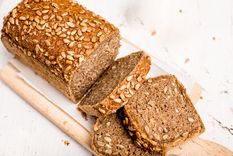 Pan casero con semillas orgánicas sin gluten Foto: Ahead of Thyme - aheadofthyme.com