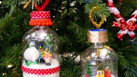 Adornos navideños hechos con envases de plástico reciclados. Foto: Pinterest - HomeTalk.com - https://ar.pinterest.com/pin/