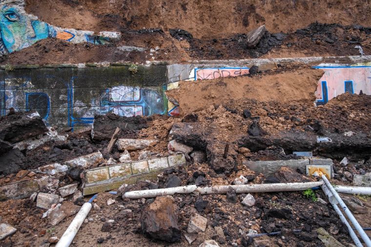 Los escombros cayeron sobre la playa. Foto: Télam