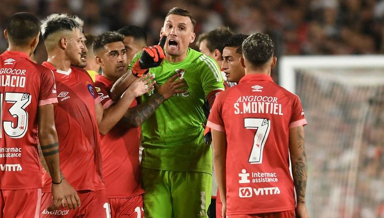 Armani le reclama a Montiel luego de su festejo. Foto: Télam