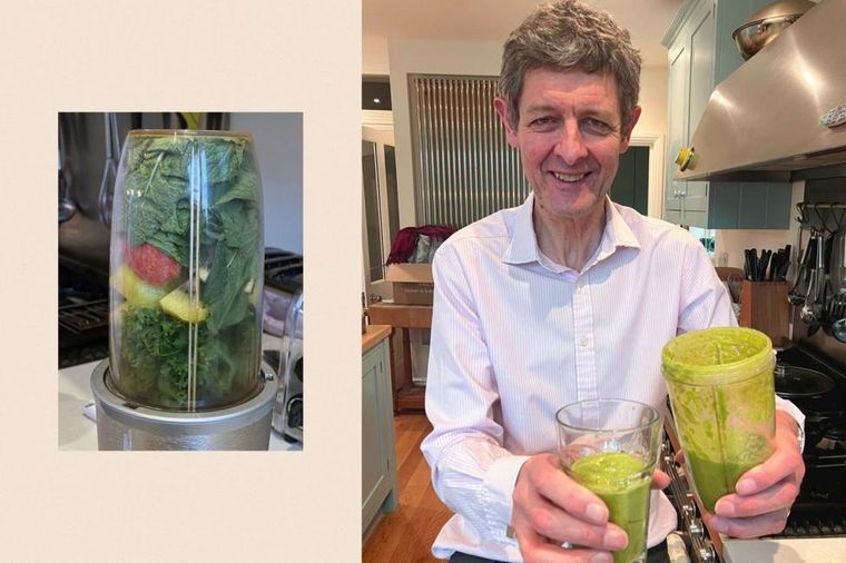 "Ahora que tengo más de 60 años y recientemente me convertí en abuelo, parece un buen momento para descubrir lo que mi propio instinto me dice sobre cómo me irá en las próximas décadas", dice Hugh Pym (en la foto con jugo verde como parte de su plan de alimentación recomendado por un dietista).