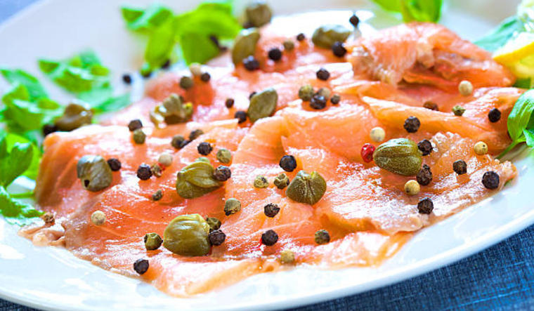 Receta de carpaccio de salmón con alcaparras y rúcula para impresionar Foto: Shutterstock