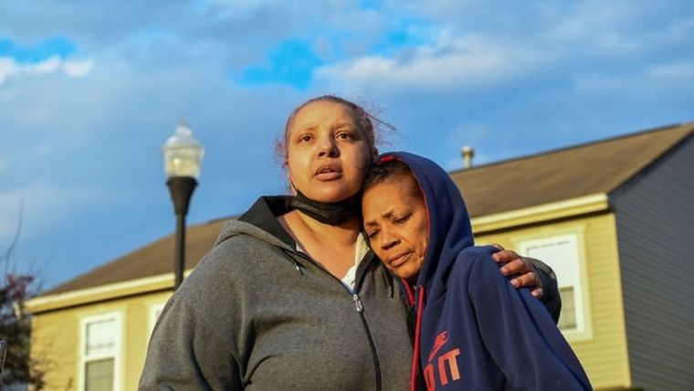 No merecía morir como un perro en la calle, dijo Hazel Bryant (izq), tía de la adolescente que fue abatida por la policía de Columbus. Foto: REUTERS