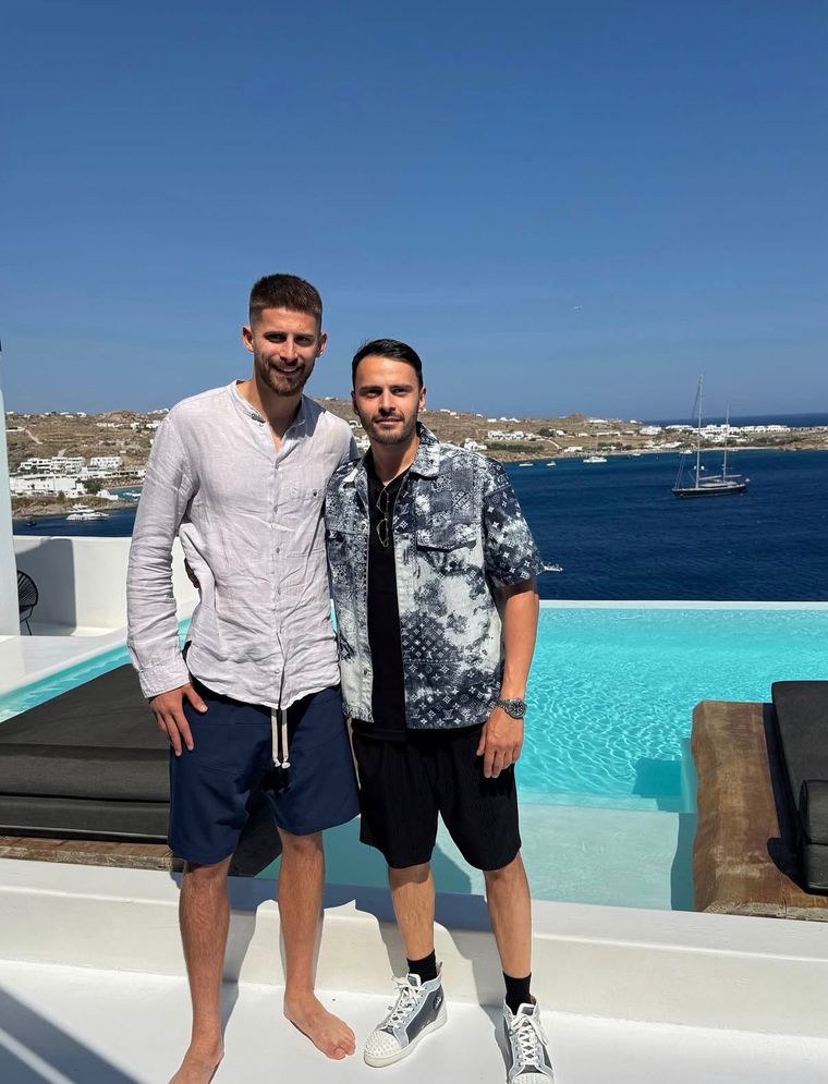 Uno de los imputados, Emanuele Buttini, junto a Guglielmo Vicario, arquero de la selección de Italia. Uno de los imputados, Emanuele Buttini, junto a Guglielmo Vicario, arquero de la selección de Italia.