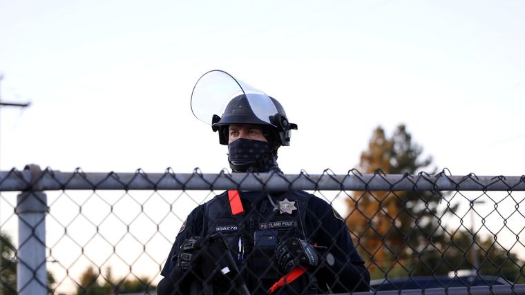 Imagen ilustrativa. Un policía en Portland, Oregón, EE.UU., el 18 de julio de 2020. Foto: Reuters