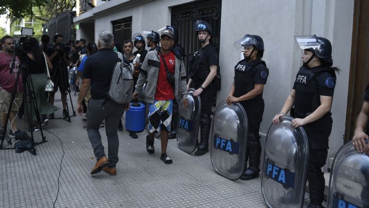 Aunque el protocolo establece que los agentes deben identificarse y advertir antes de disparar, hay excepciones significativas. Foto: Juan Mateo Aberastain / MDZ