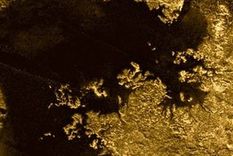 hallan un misterioso bulto en una luna de saturno