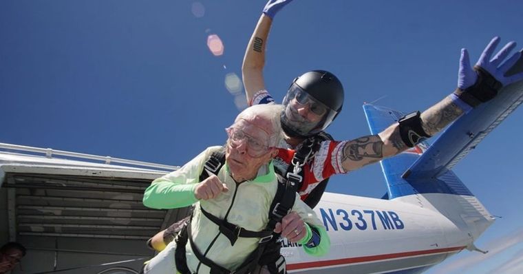 Este abuelo de 103 años se hizo viral.