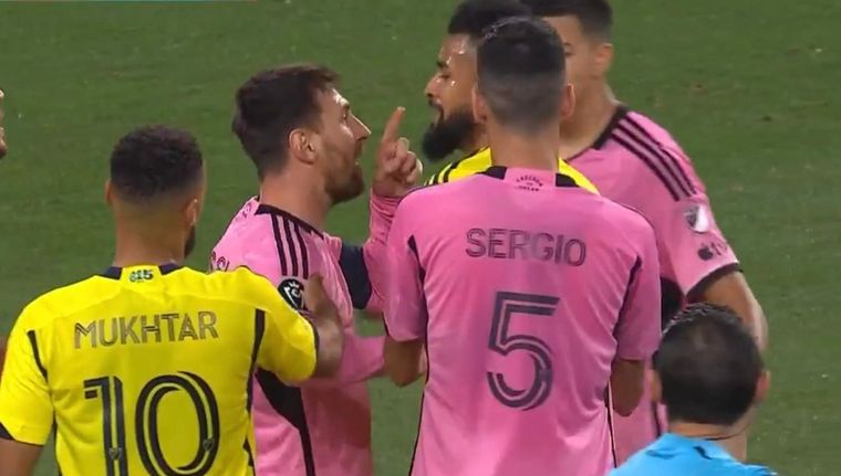 El tenso momento que protagonizó Messi Foto: Captura Video