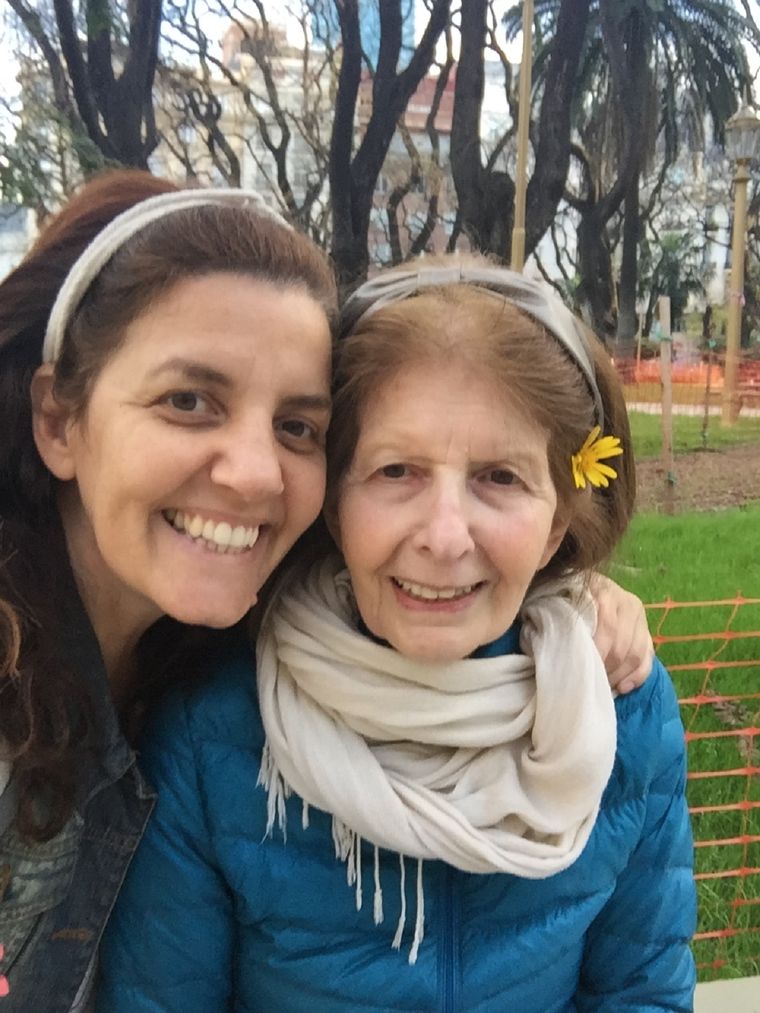 La artista plástica Corina Esturla y su madre, Susana.