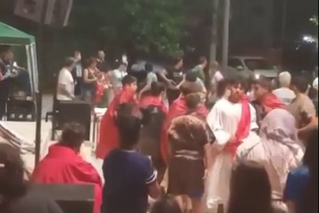 Los feligreses salieron corriendo ante la irrupción de los vehículos Foto: Captura de video