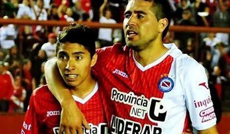Luciano Cabral junto a Riquelme