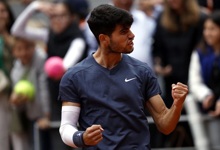 Carlos Alcaraz celebra en Roland Garros. Foto: EFE