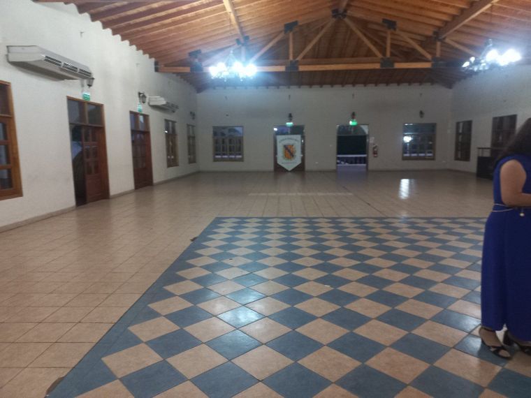 Los padres llegaron al salón de la cena de egresados y no había nada. Los padres llegaron al salón de la cena de egresados y no había nada.