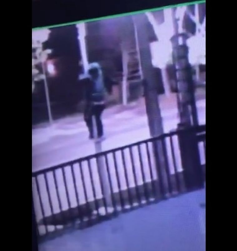 El ladrón trepa al poste de luz para robar las flamantes luminarias led de una calle de Guaymallén