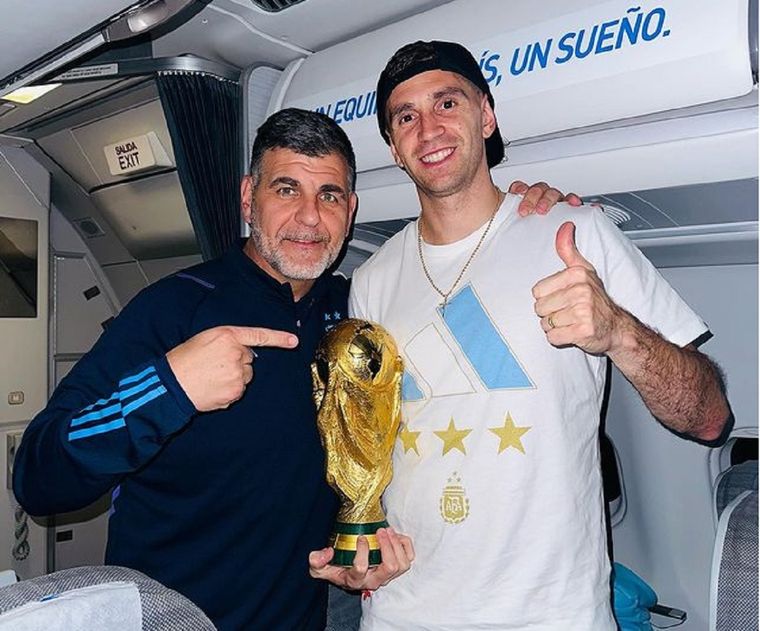 El Dibu Martínez, uno de los protagonistas del Mundial, posó con la Copa y la nueva camiseta durante el viaje de regreso al país. Foto: Instagram @emi_martinez26