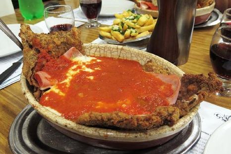 La milanesa a la napolitana es la estrella de este bodegón Foto: MDZ