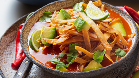 Esta receta tradicional se ha adaptado en cada región de México, incorporando ingredientes locales como aguacate, queso o chile pasilla. Esta receta tradicional se ha adaptado en cada región de México, incorporando ingredientes locales como aguacate, queso o chile pasilla.