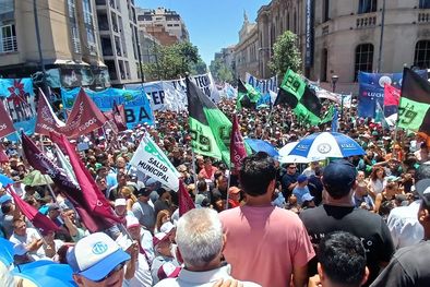 MDZol | Una multitud se convocó en las calles de la ciudad de Córdoba contra las medidas del Gobierno de Javier Milei Foto: @UEPC_oficial
