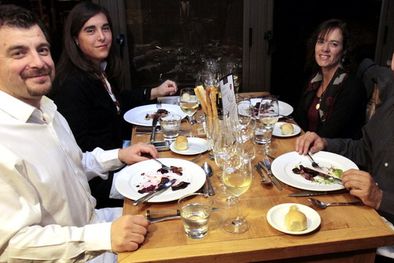 MDZol | Gabriel, Analía, Marcela y Germán, una de las mesas más divertidas. Foto: Gentileza