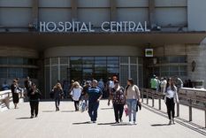 Tras ser baleado, el joven fue trasladado de urgencia al Hospital Central. Tras ser baleado, el joven fue trasladado de urgencia al Hospital Central. Foto: ALF PONCE/MDZ