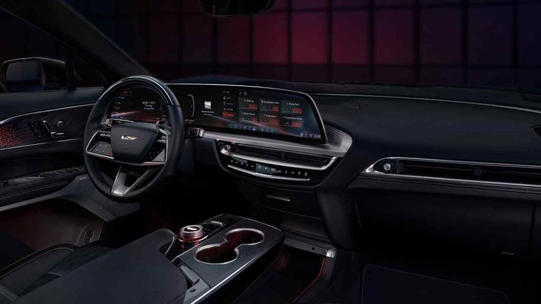 El interior del Cadillac LYRIQ-V incluye detalles que refuerzan su personalidad de alto desempeño e integran tecnología de vanguardia. El interior del Cadillac LYRIQ-V incluye detalles que refuerzan su personalidad de alto desempeño e integran tecnología de vanguardia.
