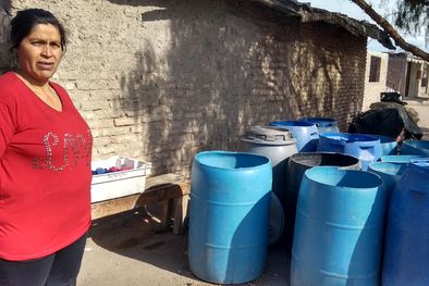 MDZol | Vecinos barrio alto agrelo Los vecinos del barrio Alto Agrelo reciben agua en camiones. Viven sobre los oleoductos que llegan petróleo a la refinería.