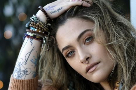 Paris Jackson muestra con la linterna del celular la perforación del tabique y advierte sobre el daño que le causaron las drogas.