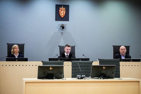El hijo de la princesa no estuvo presente al momento de que los tres jueces de la sala 250 del Tribunal de Distrito de Oslo leyeron su condena. El hijo de la princesa no estuvo presente al momento de que los tres jueces de la sala 250 del Tribunal de Distrito de Oslo leyeron su condena.