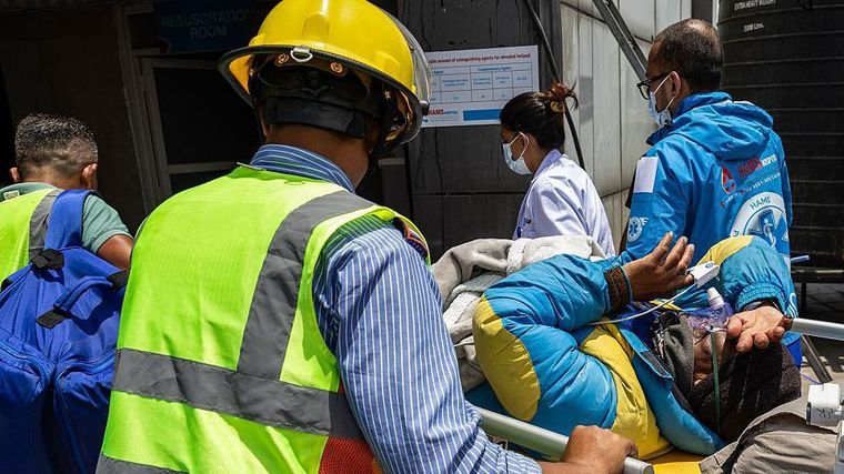 Médicos y rescatistas llevaron a Dawa Sherpa a un hospital en Katmandú.