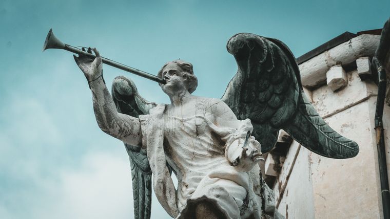 Él, siempre soñó con volar. Pero no en un avión, ni en un ala delta, ni siquiera en paracaídas, sino con alas. Él, siempre soñó con volar. Pero no en un avión, ni en un ala delta, ni siquiera en paracaídas, sino con alas.