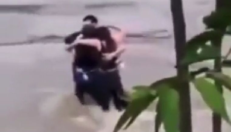 Italia Los jóvenes salieron de paseo y la inundación los arrastró Foto: Captura de video