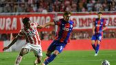 El mendocino Ignacio Perruzzi, volante central de San Lorenzo, defiende el balón ante la presencia de Cristian Tarragona, delantero de Unión. El mendocino Ignacio Perruzzi, volante central de San Lorenzo, defiende el balón ante la presencia de Cristian Tarragona, delantero de Unión.
