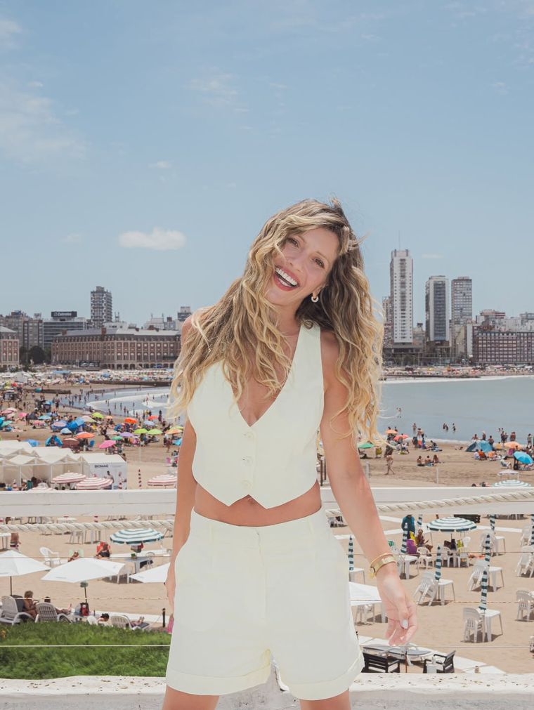 Mirá el look de Laurita para volver al teatro.