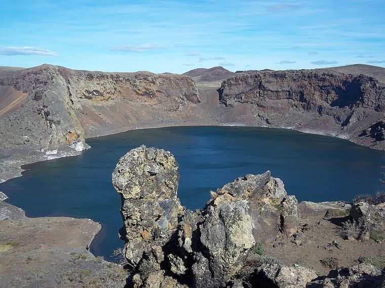 Laguna Azul es un espejo de agua ubicado en el cráter de un volcán inactivo del campo volcánico de Pali Aike. Foto: Wikipedia Laguna Azul es un espejo de agua ubicado en el cráter de un volcán inactivo del campo volcánico de Pali Aike. Foto: Wikipedia