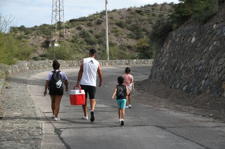 Largo y transitado acceso con su más que interesante pendiente, que se sentía como si se estuviera escalando un cerro.