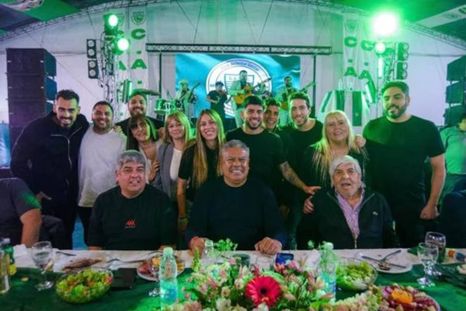 Claudio Chiqui Tapia con la familia Moyano