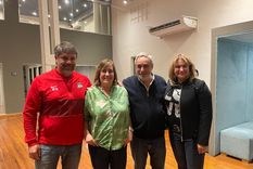 El candidato oficialista Miguel Fernández (tercero a la izquierda) fue el ganador para presidir el Comité radical de la provincia de Buenos Aires