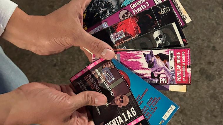 Un seguidor del Indio, mostrando las entradas de los recitales vividos. Un seguidor del Indio, mostrando las entradas de los recitales vividos.