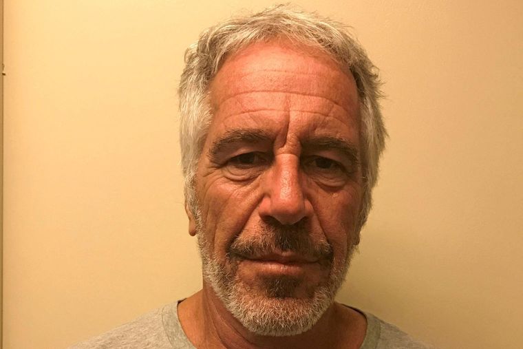 Varias teorías conspirativas aseguran que Epstein no se suicidó sino que lo mataron para silenciarlo.