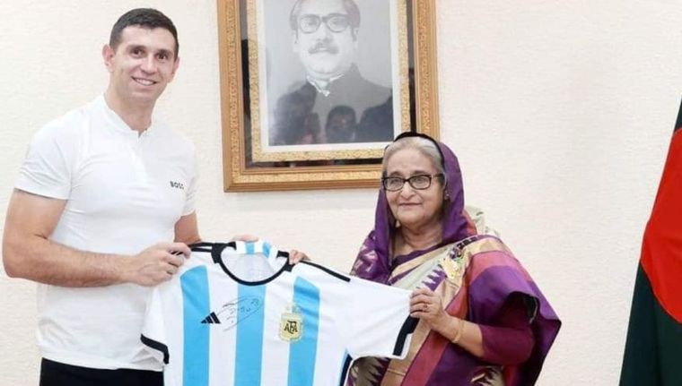 El Dibu con la primera ministra de Bangladesh, Sheikh Hasina. en 2023. Foto: @SC_ESPN El Dibu con la primera ministra de Bangladesh, Sheikh Hasina. en 2023. Foto: @SC_ESPN