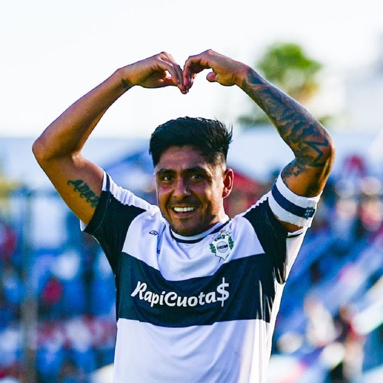 El delantero le dio el triunfo a su equipo.
