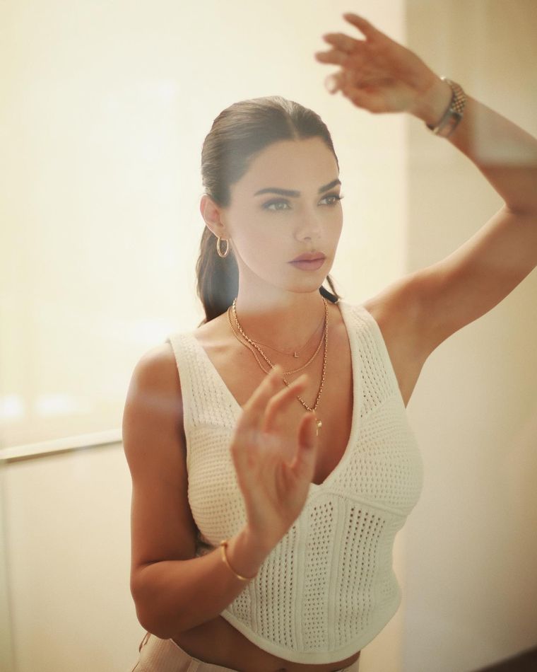 Livia Brito marca tendencia con su diversos looks. Foto: Instagram/Livia Brito