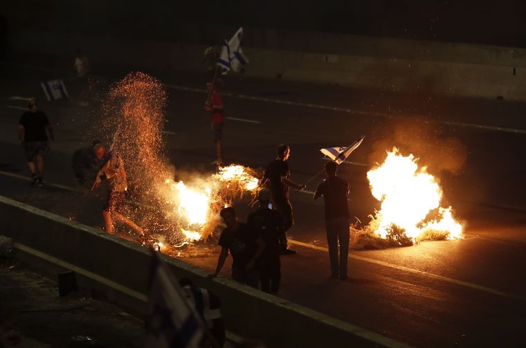 Manifestaciones se han hecho escuchar en el país asiático debido a una reforma judicial Foto: EFE