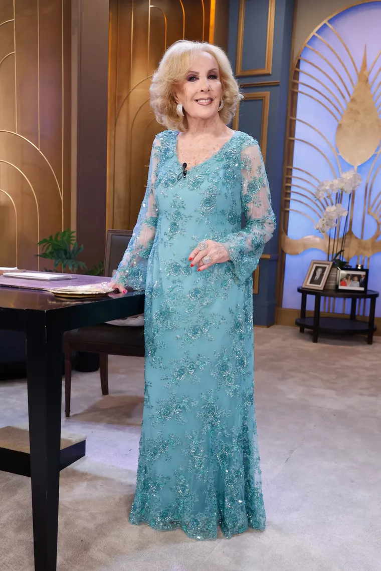 Mirtha Legrand brilló con un vestido de alta costura en tono verdeagua. Mirtha Legrand brilló con un vestido de alta costura en tono verdeagua.