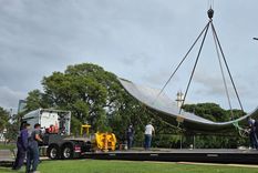 Este lunes por la mañana comenzó la colocación del último pétalo de la Floralis Genérica&nbsp;