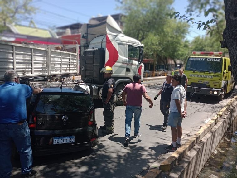 Aparatoso accidente en Godoy Cruz. Foto: Twitter Matías Pascualeti