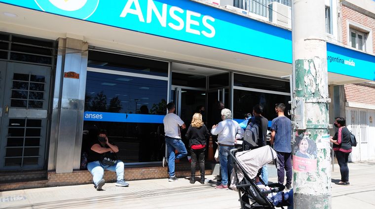 Anses comenzará a pagar por duplicado a ciertos beneficiarios Foto: ALF PONCE MERCADO / MDZ